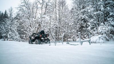 Holzschlitten Holzanhänger auf Ski