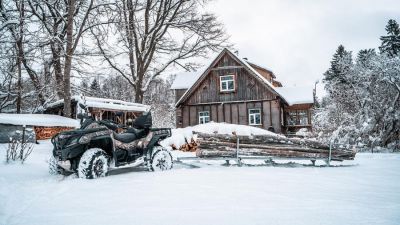 Holzschlitten Holzanhänger auf Ski