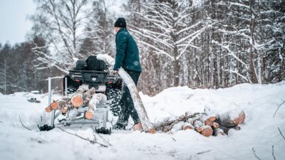 Holzschlitten Holzanhänger auf Ski